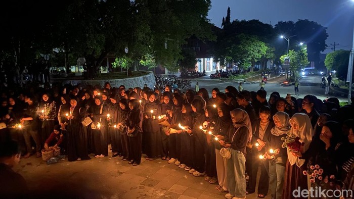 Suasana doa bersama mahasiswa UIN Walisongo untuk korban tenggelam di Kendal, di landmark UIN Walisongo, Kecamatan Ngaliyan, Kota Semarang, Rabu (5/11/2025).