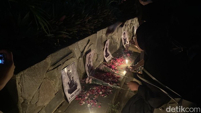 Suasana doa bersama mahasiswa UIN Walisongo untuk korban tenggelam di Kendal, di landmark UIN Walisongo, Kecamatan Ngaliyan, Kota Semarang, Rabu (5/11/2025).