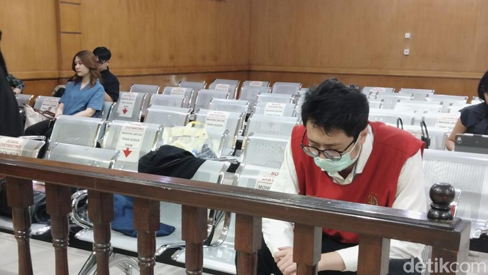 Dokter Priguna saat menjalani sidang putusan di PN Bandung. Majelis hakim menjatuhkan vonis 11 tahun penjara terhadap Priguna dalam kasus pemerkosaan pasien.