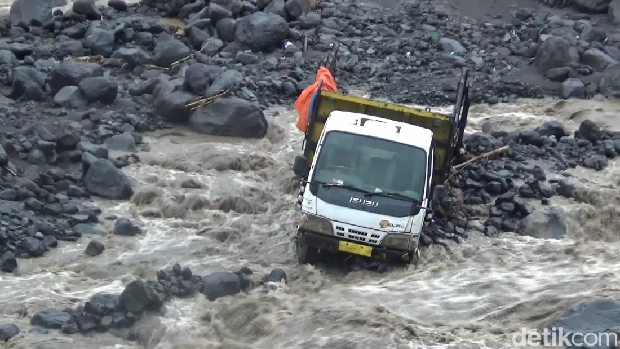 Dua truk terjebak banjir lahar semeru