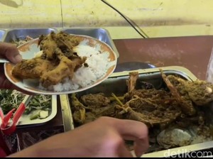 Aroma Rempah Entok Ungkep Lamongan Menggoda Sejak Tutup Dibuka