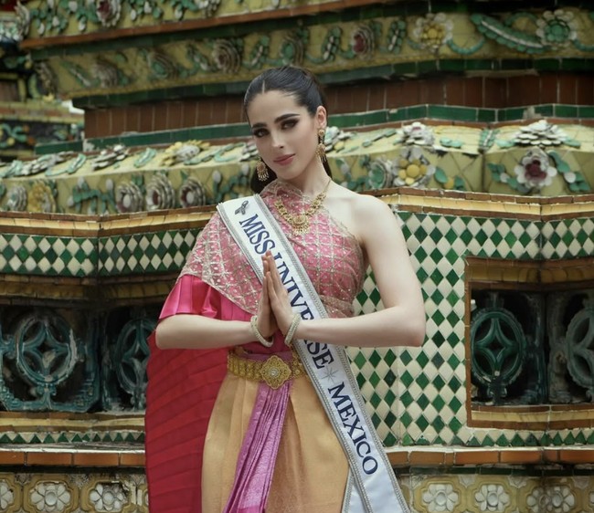 Miss Meksiko, Fátima Bosch, tiba di Thailand dengan wajah ceria dan semangat tinggi untuk mengikuti rangkaian agenda karantina Miss Universe 2025. Namun, tak lama setelah kedatangannya di negara yang menjadi tuan rumah ajang kecantikan terbesar di dunia itu, drama pun mulai bermunculan. Foto: dok. Instagram @fatimaboschfdz