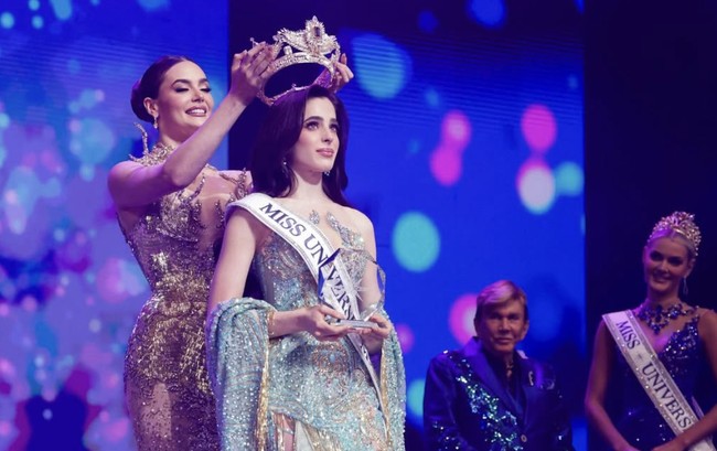 Menjadi ratu kecantikan sudah menjadi impiannya sejak kecil, bahkan hal tersebut sudah terungkap dari usia lima tahun. “Ada video ketika saya berusia sekitar lima tahun. Mereka bertanya, ‘Fátima, kamu ingin jadi apa saat besar nanti?’ dan saya menjawab ingin membantu banyak orang sambil melambaikan tangan seperti ratu kecantikan. Waktu itu saya tidak sadar maknanya, tapi sekarang semuanya terasa masuk akal,” kata wanita asal Tabasco, Meksiko itu kepada Hola! Americas.  Foto: dok. Instagram @fatimaboschfdz