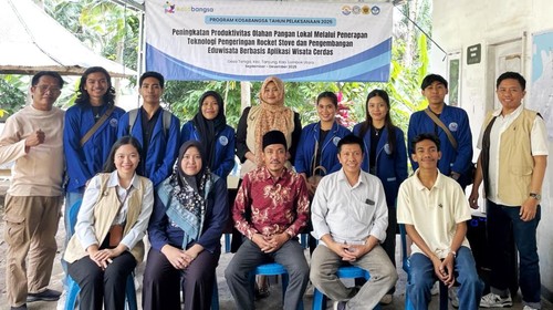 Foto bersama saat pelaksanaan program Kosabangsa di Desa Teniga, Kecamatan Tanjung, Lombok Utara. (Foto: Kemendiktisaintek)