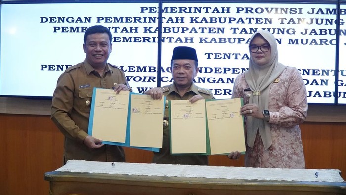 Foto : Gubernur Jambi Al Haris bersama Bupati Tanjabtim dan Wabup Tanjabbar