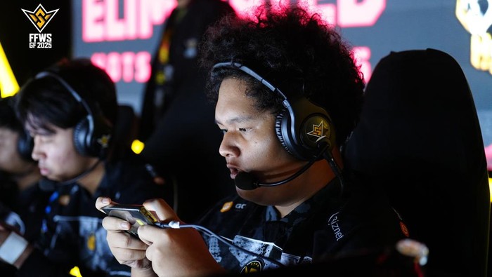 RRQ Kazu, tim yang mewakili Indonesia di turnamen bertajuk Free Fire World Series (FFWS) Global Finals 2025, gagal memuncaki klasemen sementara babak knockout stage pada pekan pertama. Meski begitu, mereka mampu menempati peringkat kedua, dengan selisih poin sedikit dari Fluxo yang ada di posisi pertama.