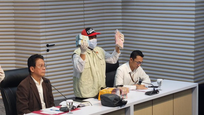 Penampakan Gepokan Uang Asing-Rupiah yang Disita KPK Saat OTT Gubernur Riau