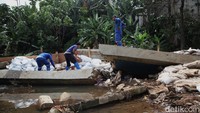 Petugas Dinas Sumber Daya Air (SDA) DKI Jakarta memperbaiki tanggul Baswedan yang jebol di Jati Padang, Pasar Minggu, Jakarta Selatan, Rabu (5/11/2025). Tanggul tersebut rusak akibat derasnya hujan dan luapan aliran Kali Pulo.