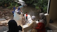 Sebagai informasi, tanggul sepanjang 10 meter tersebut jebol pada Kamis (30/10) akibat hujan deras serta meluapnya aliran Kali Pulo.