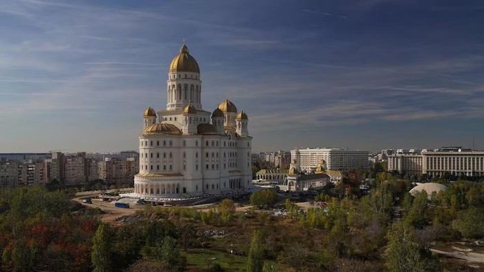 Rumania resmikan Cathedral of National Salvation yang terletak di Kota Bukares pada Minggu lalu. Bangunan itu diklaim sebagai gereja Ortodoks terbesar di dunia.