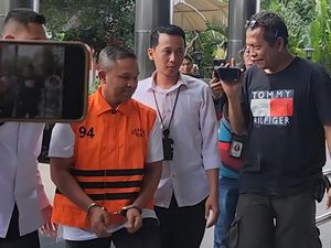 Jadi Tersangka Pemerasan Rp 7 M, Gubernur Riau Abdul Wahid Pakai Rompi KPK