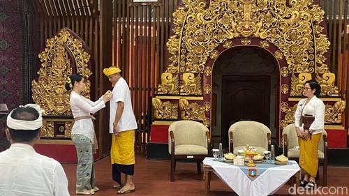 Wamen Kemendukbangga Ratu Ayu Isyana Bagoes Oka saat mengukuhkan Bupati Karangasem Gus Par sebagai duta penggerak ayah teladan Indonesia, Rabu (5/11/2025).