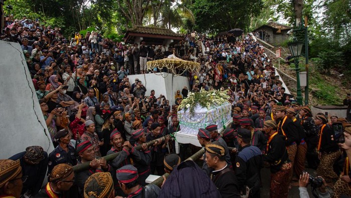 Kerabat dan abdi dalem mengiringi jenazah Raja Keraton Kasunanan Surakarta Hadiningrat Sri Susuhunan Paku Buwana (PB) XIII saat prosesi pemakaman di Astana Raja-raja Mataram Imogiri, Bantul, D.I Yogyakarta, Rabu (5/11/2025). Paku Buwana XIII yang bertahta sejak Tahun 2004 itu meninggal dunia pada usia 77 tahun. ANTARA FOTO/Andreas Fitri Atmoko/nym.