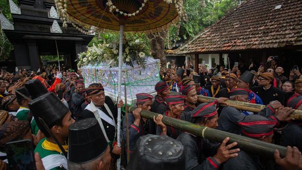 Iringan Abdi Dalem Antar Paku Buwana XIII ke Peristirahatan Terakhir Kerabat dan abdi dalem mengiringi jenazah Raja Keraton Kasunanan Surakarta Hadiningrat Sri Susuhunan Paku Buwana (PB) XIII saat prosesi pemakaman di Astana Raja-raja Mataram Imogiri, Bantul, D.I Yogyakarta, Rabu (5/11/2025). Paku Buwana XIII yang bertahta sejak Tahun 2004 itu meninggal dunia pada usia 77 tahun. ANTARA FOTO/Andreas Fitri Atmoko/nym.