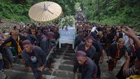 Para abdi dalem menandu keranda putih menaiki ratusan anak tangga menuju kompleks makam. Ribuan pelayat turut mengiringi langkah mereka untuk memberi penghormatan terakhir. ANTARA FOTO/Andreas Fitri Atmoko  