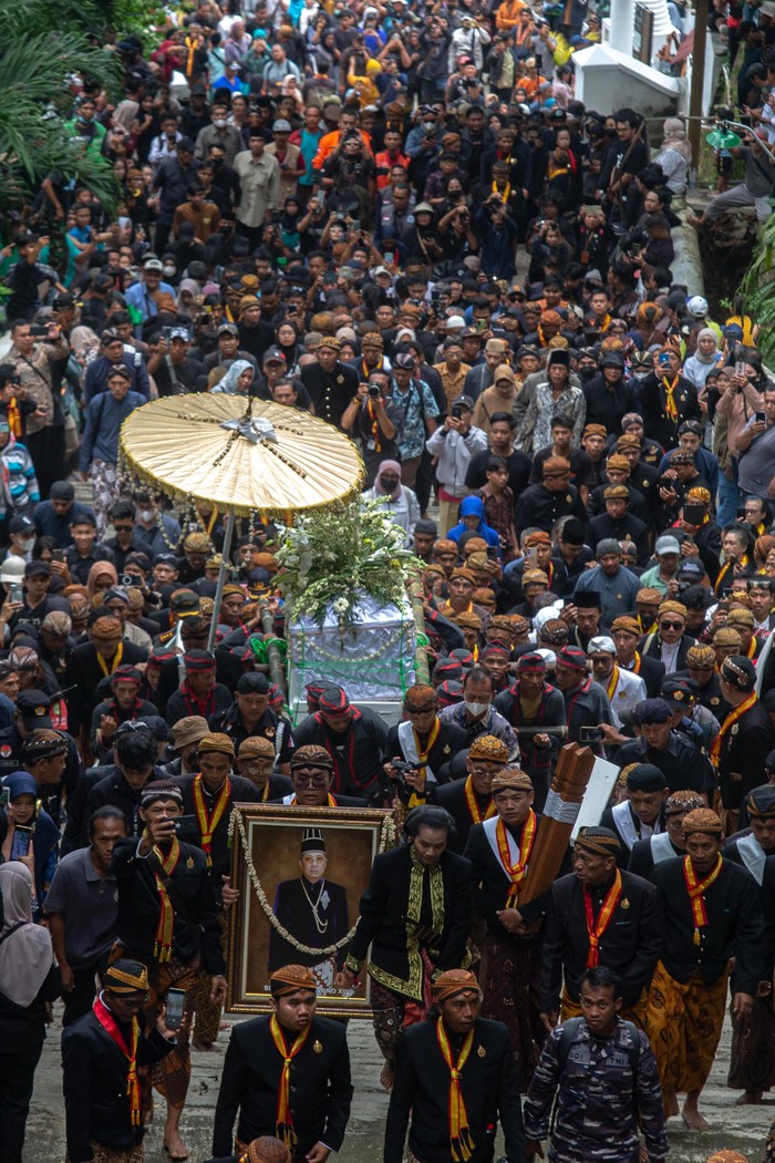 Kerabat dan abdi dalem mengiringi jenazah Raja Keraton Kasunanan Surakarta Hadiningrat Sri Susuhunan Paku Buwana (PB) XIII saat prosesi pemakaman di Astana Raja-raja Mataram Imogiri, Bantul, D.I Yogyakarta, Rabu (5/11/2025). Paku Buwana XIII yang bertahta sejak Tahun 2004 itu meninggal dunia pada usia 77 tahun. ANTARA FOTO/Andreas Fitri Atmoko/nym.