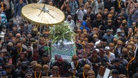 Bupati Pajimatan Imogiri, KPH Joyo Adilogo, menjelaskan bahwa abdi dalem wajib menandu jenazah raja hingga puncak bukit. Setelah beristirahat sejenak di kedaton PB X, prosesi dilanjutkan ke area pemakaman. ANTARA FOTO/Andreas Fitri Atmoko  