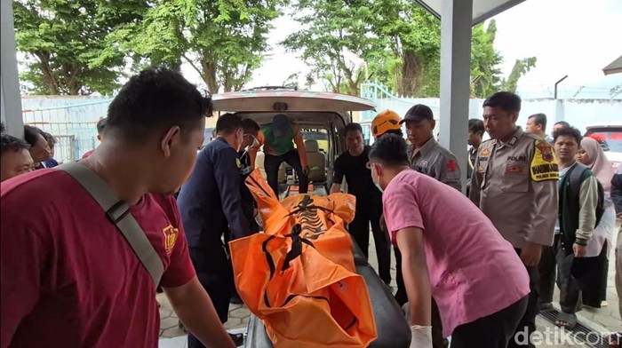 Isak tangsi iringi kedatangan dua jenazah mahasiswa UIN Walisongo di RSUD Suwondo Kendal.