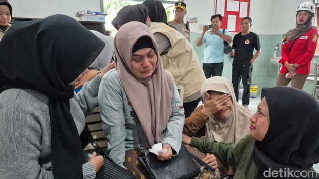 Isak tangsi iringi kedatangan dua jenazah mahasiswa UIN Walisongo di RSUD Suwondo Kendal. Isak tangsi iringi kedatangan dua jenazah mahasiswa UIN Walisongo di RSUD Suwondo Kendal.