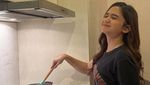 Jago Masak, Tissa Biani Bikin Omelet Pizza dan Tongkol Suwir Kemangi