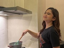Jago Masak, Tissa Biani Bikin Omelet Pizza dan Tongkol Suwir Kemangi