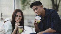 Di sela-sela syuting, artis kelahiran Depok itu juga pernah terlihat minum minuman tradisional Indonesia nih. Bersama rekan mainnya Tissa menyeruput segelas es cendol. Foto: Instagram @tissabiani