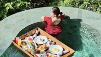 Saat liburan ke Bali, pemain film layar lebar itu menghabiskan waktu menikmati fasilitas di villa Kamandalu, Ubud. Salah satunya dengan sarapan di kolam renang. Croissant hingga omelet sudah siap tersaji di atas kolam renangnya. Foto: Instagram @tissabiani