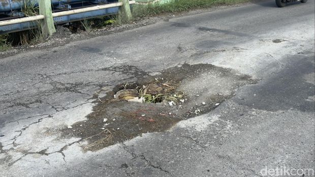 Penampakan lubang di Jembatan Jape yang berada di jalur Clangapan-Pamotan, Kabupaten Rembang, Rabu (5/11/2025).