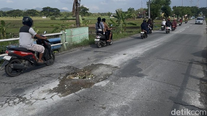 Kondisi Jembatan Jape yang berada di jalur Clangapan-Pamotan, Kabupaten Rembang, Rabu (5/11/2025).