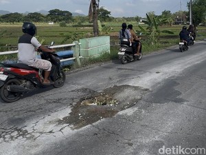 Awas Lur! Jembatan Jape Jalur Clangapan-Pamotan Rembang Bolong