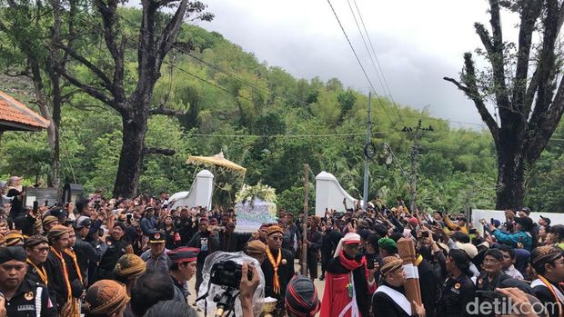 Jenazah Raja Keraton Kasunanan Surakarta, Sri Susuhunan Paku Buwono XIII tiba di kompleks Makam Raja-raja Mataram atau Pajimatan, Imogiri Bantul.