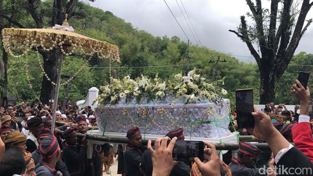 Jenazah Raja Keraton Kasunanan Surakarta, Sri Susuhunan Paku Buwono XIII tiba di kompleks Makam Raja-raja Mataram atau Pajimatan, Imogiri Bantul. Jenazah Raja Keraton Kasunanan Surakarta, Sri Susuhunan Paku Buwono XIII tiba di kompleks Makam Raja-raja Mataram atau Pajimatan, Imogiri Bantul.