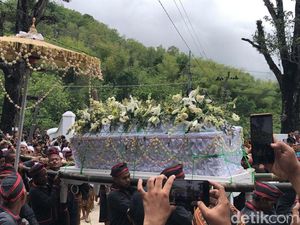 Gerimis Sambut Jenazah Paku Buwono XIII di Imogiri, Ditandu Naiki 400 Anak Tangga