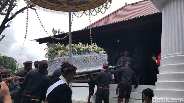 Jenazah Raja Keraton Kasunanan Surakarta, Sri Susuhunan Paku Buwono XIII tiba di kompleks Makam Raja-raja Mataram atau Pajimatan, Imogiri Bantul. Jenazah Raja Keraton Kasunanan Surakarta, Sri Susuhunan Paku Buwono XIII tiba di kompleks Makam Raja-raja Mataram atau Pajimatan, Imogiri Bantul.