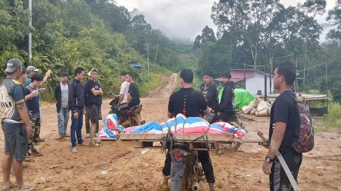 Jenazah warga Desan Suruh Tembawang, Sanggau, digotong menggunakan sepeda motor.