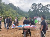Akses Jalan Berlumpur, Jenazah Warga Sanggau Diangkut Pakai Motor