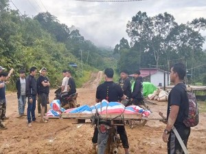 Akses Jalan Berlumpur, Jenazah Warga Sanggau Diangkut Pakai Motor