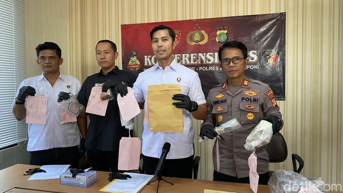 Kasat Reskrim Polres Metro Depok Kompol Made Gede Oka Utama dalam jumpa pers di Polsek Bojonggede, Rabu (5/11).