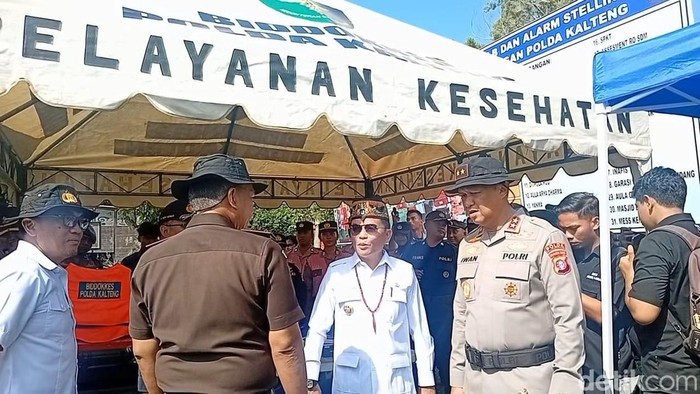 Waspada akan bencana hidrometeorologi, 2.850 personel gabungan Polda Kalteng dan instansi terkait disiagakan. Apel digelar di lapangan Mapolda Kalteng, Rabu (5/11/2025) .