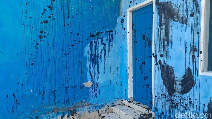 Kantor Lurah Balocci Baru di Kabupaten Pangkep, Sulawesi Selatan (Sulsel) diduga disiram dengan oli bekas dan kotoran sapi oleh orang tidak dikenal (OTK).