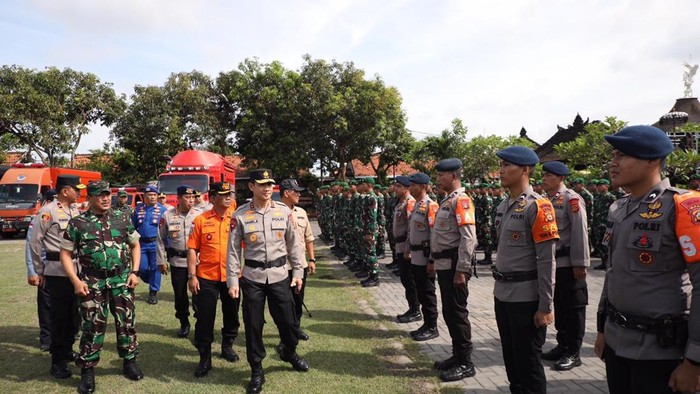 Kapolda Bali, Irjen Daniel Adityajaya, mengecek personel dalam apel kesiapan bencana di Mako Brimob, Denpasar, Rabu (5/11/2025). (Dok. Polda Bali)