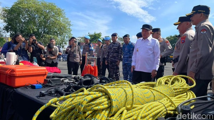 Kapolda Kalsel Irjen Rosyanto Yudha Hermawan dan Gubernur Kalsel Muhidin saat meninjau ketersediaan alat untuk menghadapi bencana.