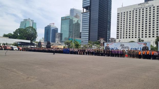 Kapolda Metro Jaya Irjen Asep Edi Suheri memimpin apel tanggap bencana di Mapolda Metro Jaya, Rabu (5/11/2025).