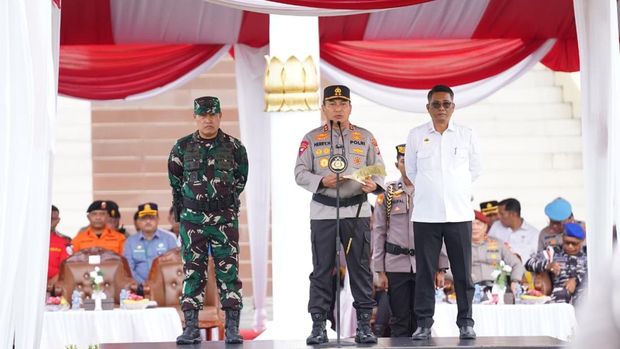 Kapolda Riau Irjen Pol Herry Heryawan, didampingi Pangdam XIX/Tuanku Tambusai Mayor Jenderal (Mayjen) TNI Agus Hadi Waluyo memimpin Apel Tangap Bencana Hidrometeorologi. Kapolda Riau Irjen Pol Herry Heryawan, didampingi Pangdam XIX/Tuanku Tambusai Mayor Jenderal (Mayjen) TNI Agus Hadi Waluyo memimpin Apel Tangap Bencana Hidrometeorologi.