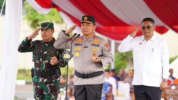 Kapolda Riau Irjen Pol Herry Heryawan, didampingi Pangdam XIX/Tuanku Tambusai Mayor Jenderal (Mayjen) TNI Agus Hadi Waluyo memimpin Apel Tangap Bencana Hidrometeorologi.