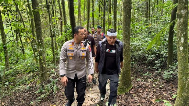 Kapolres Bogor AKBP Wikha Ardilestanto bersama Forkopimda Bogor melakukan aksi tanam pohon untuk menjaga kelestarian alam.