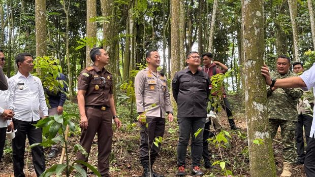 Kapolres Bogor AKBP Wikha Ardilestanto bersama Forkopimda Bogor melakukan aksi tanam pohon untuk menjaga kelestarian alam.