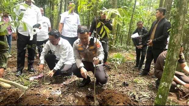 Kapolres Bogor AKBP Wikha Ardilestanto bersama Forkopimda Bogor melakukan aksi tanam pohon untuk menjaga kelestarian alam.