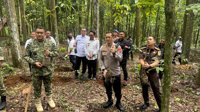 Kapolres Bogor AKBP Wikha Ardilestanto bersama Forkopimda Bogor melakukan aksi tanam pohon untuk menjaga kelestarian alam.