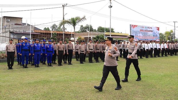 Kapolres Pelalawan AKBP John Louis Letedara melakukan pengecekan personel dan peralatan siaga banjir.